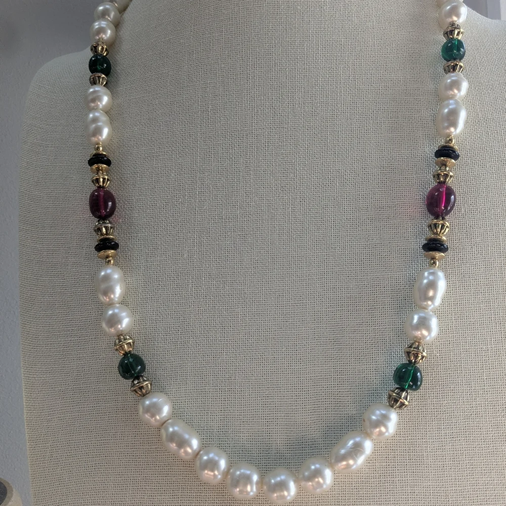 Beautiful Vintage Faux Pearl Long Necklace With Dark Red And Green Accent Beads - Picture 4 of 5